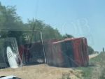 В Ростовской области на трассе опрокинулся зерновоз