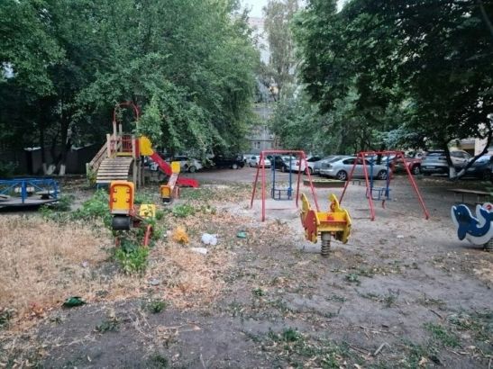 В Ростове родители жалуются на детскую площадку, которая опасна для жизни