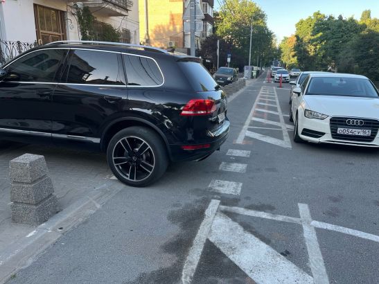 Ростовские самокатчики возмущаются из-за припаркованных машин на Пушкинской