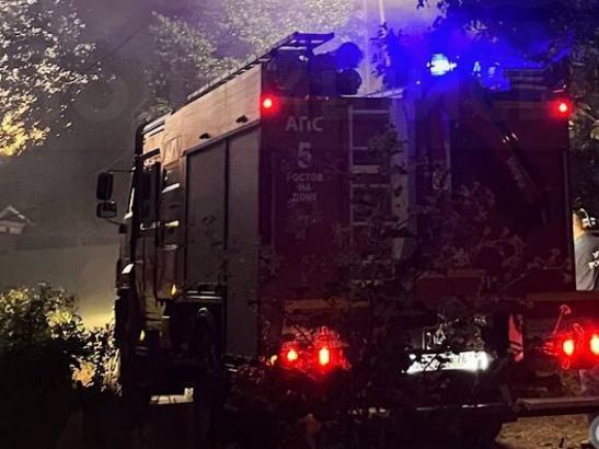 В Ростове в горящем частном доме спасатели обнаружили труп женщины