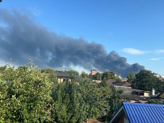 В Азове почти 100 спасателей тушат огромный пожар на складе с покрышками