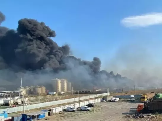 В Азове спустя 20 часов потушили пожар на складе с покрышками