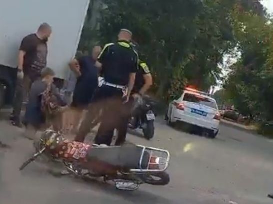 В Ростовской области двое подростков на мопеде пострадали в ДТП с грузовиком