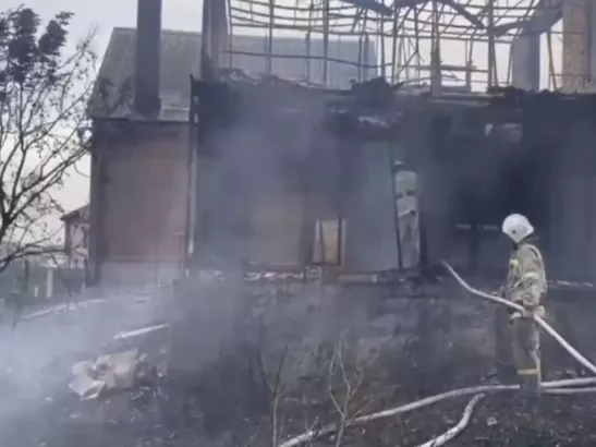 Под Ростовом из-за ландшафтного пожара загорелись два частных дома