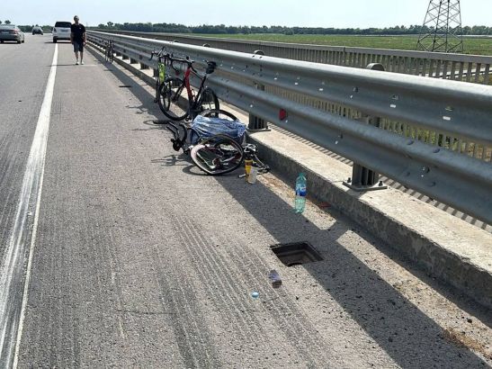 Под Ростовом велосипедист пострадал при столкновении двух иномарок