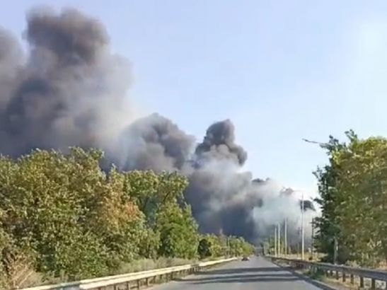 Азов затянуло дымом из-за огромного пожара в промзоне