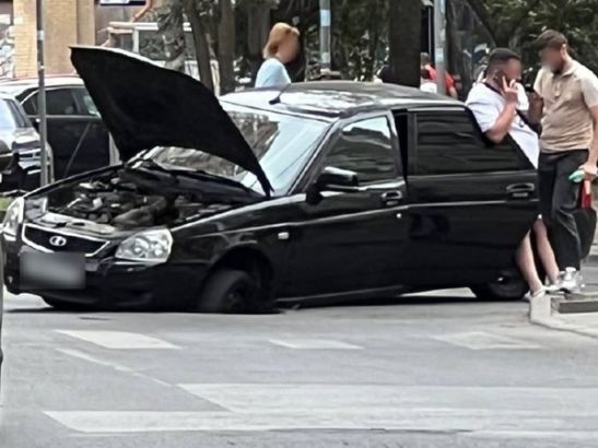 В Ростове-на-Дону автомобиль застрял в яме посреди дороги