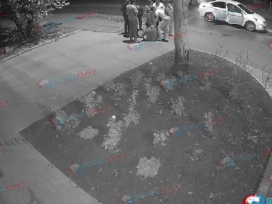 В Шахтах компания молодых людей спасла мужчину, которому стало плохо на проезжей части