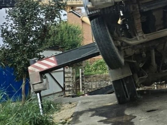 В Ростове автокран провалился в яму в одном из ЖК