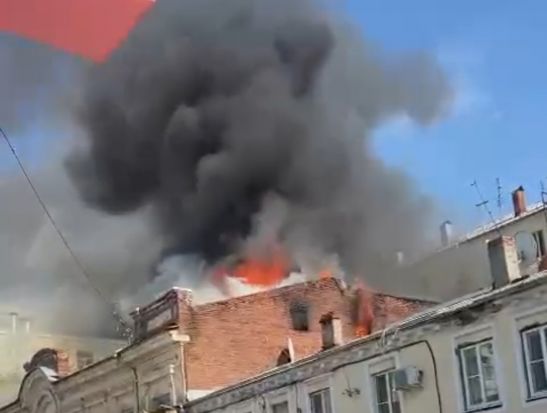 В Ростове на улице Серафимовича горит старинный особняк