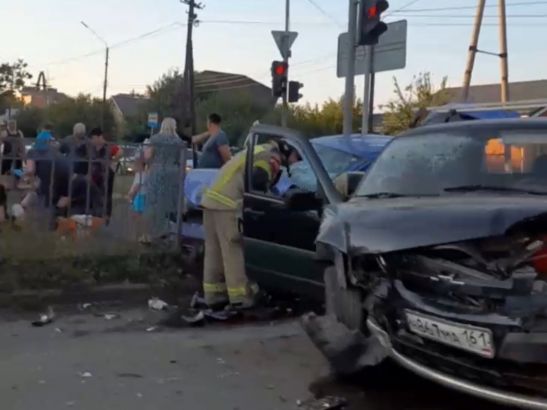 В Таганроге в ДТП на перекрестке четыре человека получили травмы