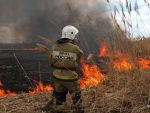 Двух обгоревших пожарных доставят в больницу Ростова после пожара на нефтебазе в Пролетарске