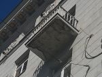В Ростове на Большой Садовой с фасада старинного здания осыпается штукатурка