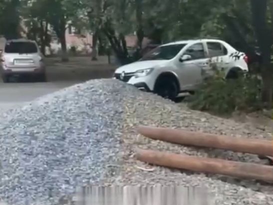 В Ростове на Зорге после замены трубопровода работники побросали строительный мусор