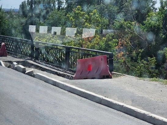 На мосту в Белой Калитве образовалась огромная яма