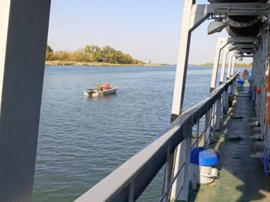 В Ростовской области моторная лодка врезалась в трос судна