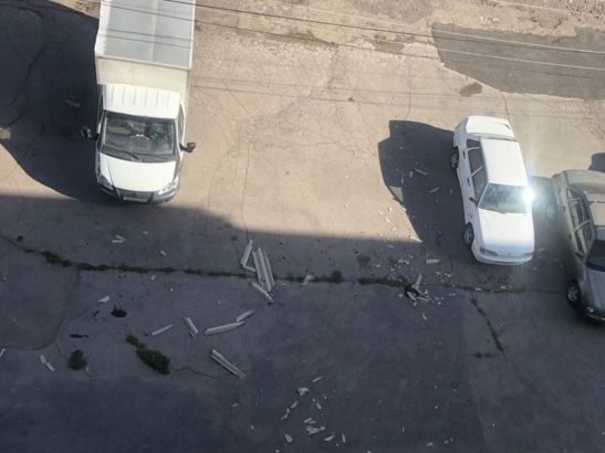В Гуково Ростовской области ветер снес с крыши пятиэтажки шифер