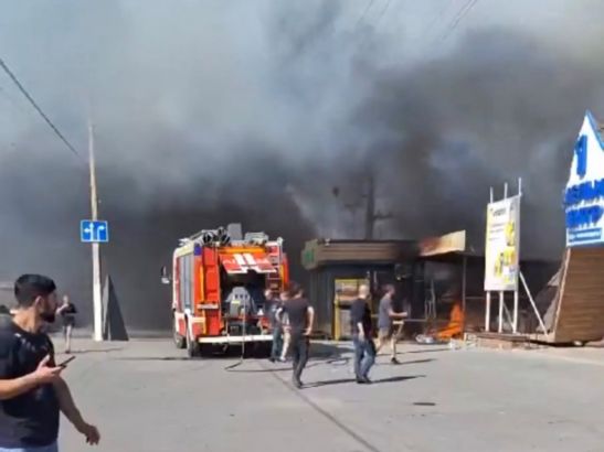 Огнем повреждены крыша и четыре машины после падения беспилотника в Таганроге