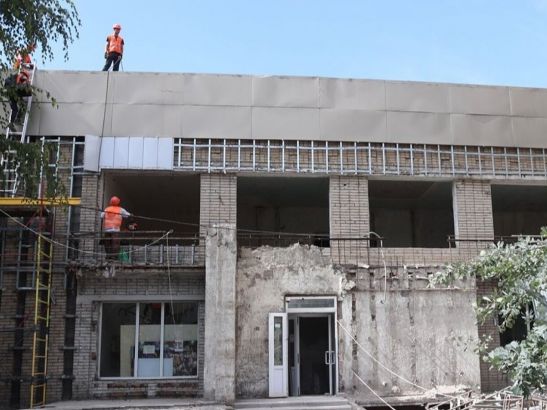 Рабочего насмерть раздавила плита во время строительных работ в Шахтах