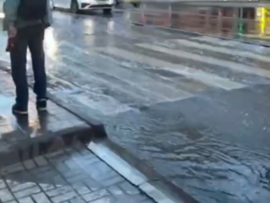 В Ростове из-за коммунальной аварии затопило улицу Максима Горького