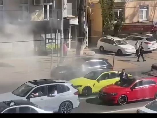 В Ростове-на-Дону громкий свадебный кортеж взбудоражил прохожих в центре города
