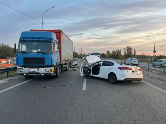 Водитель авто чудом выжил в ДТП с грузовиком на трассе под Ростовом