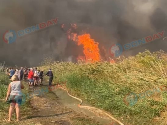 В Аксайском районе в СНТ «Задонье» загорелись 15 частных домов