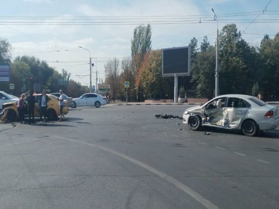 В Ростове на Западном в ДТП с такси пострадали четыре человека