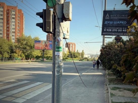 В Ростове на Космонавтов провода ЛЭП повисли над тротуаром
