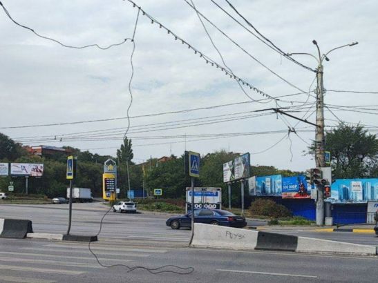 В Ростове на Стачки провода ЛЭП повисли над дорогой