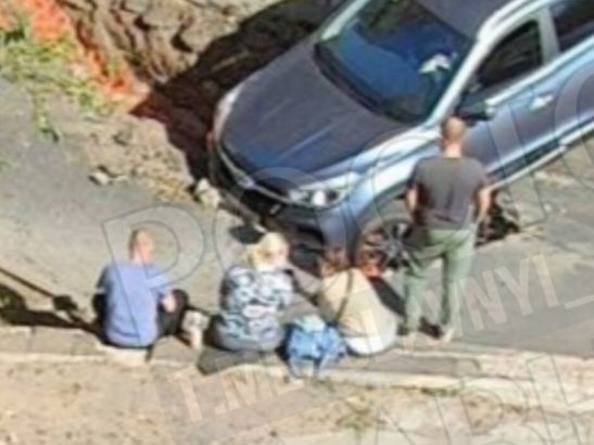 В Ростове-на-Дону на Борко автомобиль провалился в огромную яму