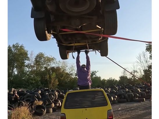 Внедорожник упал на ростовского каскадера во время очередного трюка