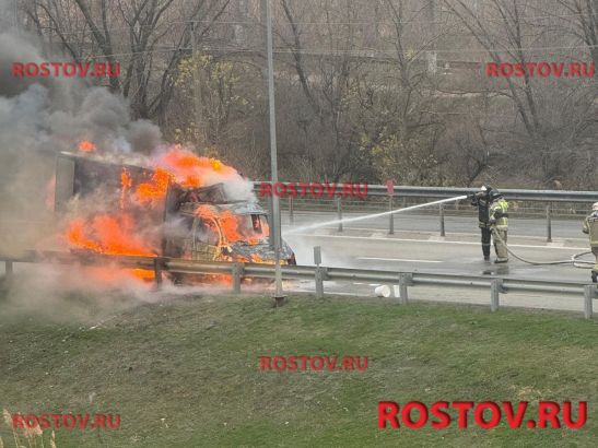 Под Батайском на трассе фура сгорела дотла
