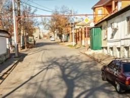 В центре Ростова ограничат движение транспорта из-за обрезки деревьев