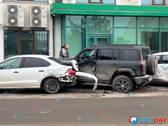 На улице Береговой в центре Ростова произошло массовое ДТП
