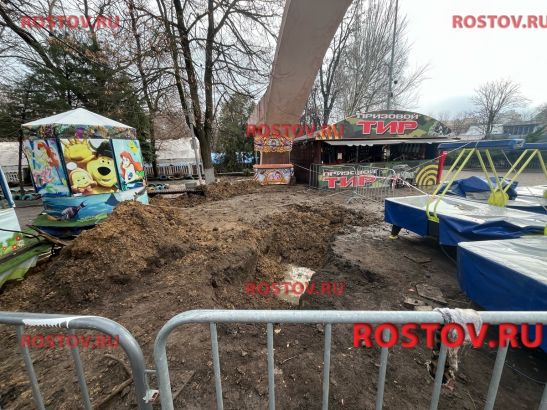 В Ростове накануне Нового года разворошили тротуар в парке имени Максима Горького
