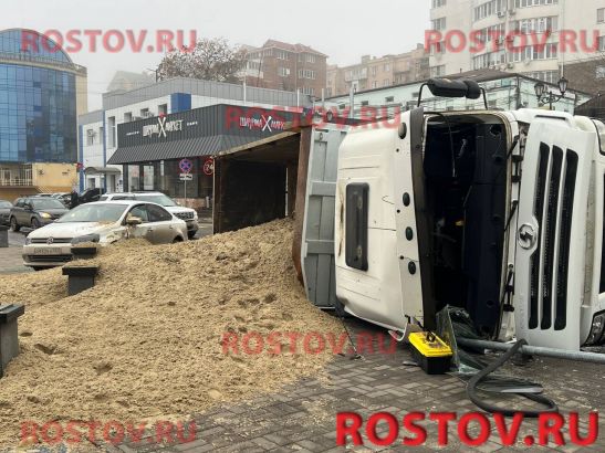 В Ростове на набережной грузовик с песком завалился на бок
