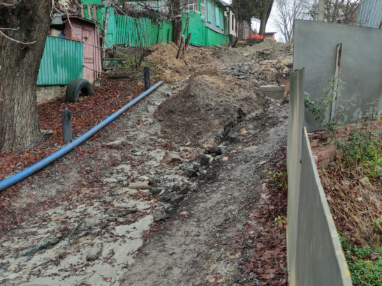 На одной из улиц Ростова лопнула пожарная колонка и затопила улицу