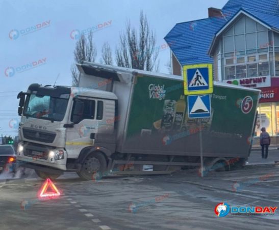 В Батайске большегруз провалился в ливневую канализацию