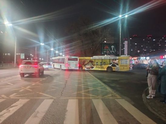 В ДТП с двумя автобусами пострадала 26-летняя девушка в Ростове