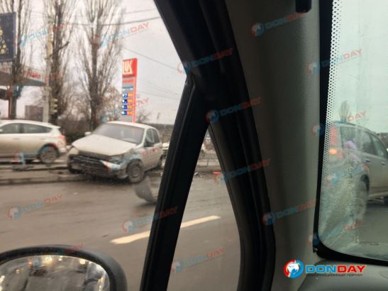 Легковушка снесла дорожное ограждение после массового ДТП в Ростове