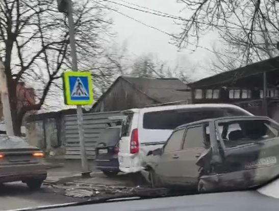 В Шахтах произошло массовое ДТП рядом с Покровским собором