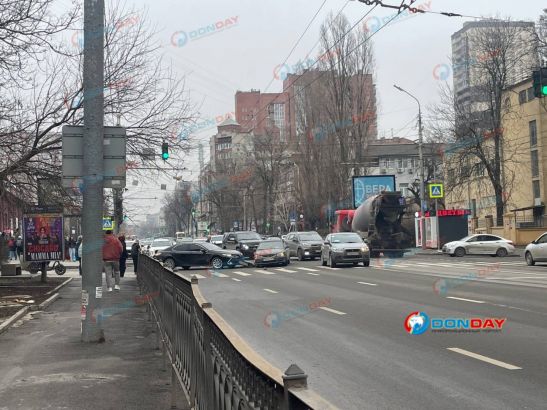 В Ростове две машины перекрыли дорогу после ДТП у ТЦ «Большой»