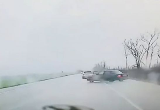Появилось видео смертельного ДТП с микроавтобусом на трассе в Ростовской области