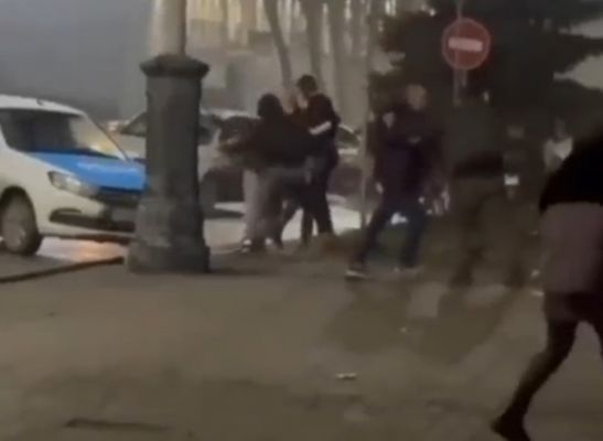 Парень попал в больницу после массовой драки у администрации Таганрога