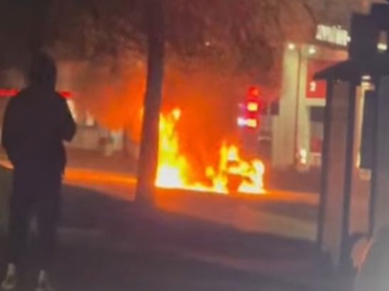 Появилось видео горящей легковушки на улице Вавилова в Ростове