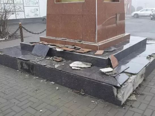 Разрушающийся памятник основателям Зверево отремонтируют весной