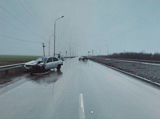 В Ростовской области в ДТП на трассе пострадали двое мужчин