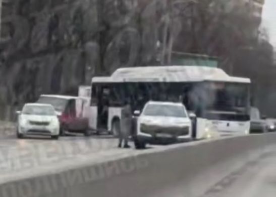 В Ростове на проспекте Стачки в ДТП попали автобус и внедорожник
