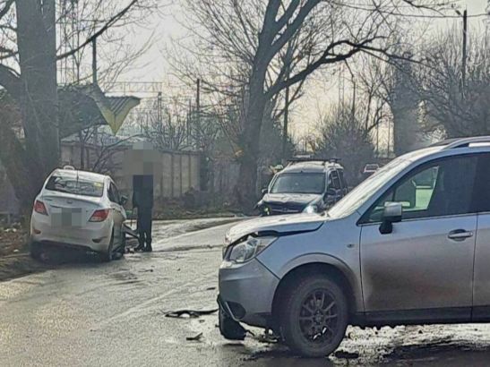 В Ростовской области 10 января на автодороге столкнулись три автомобиля